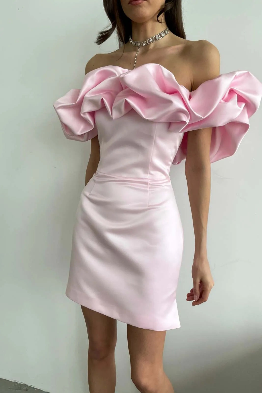 Solid color strapless off-the-shoulder evening dress with earrings