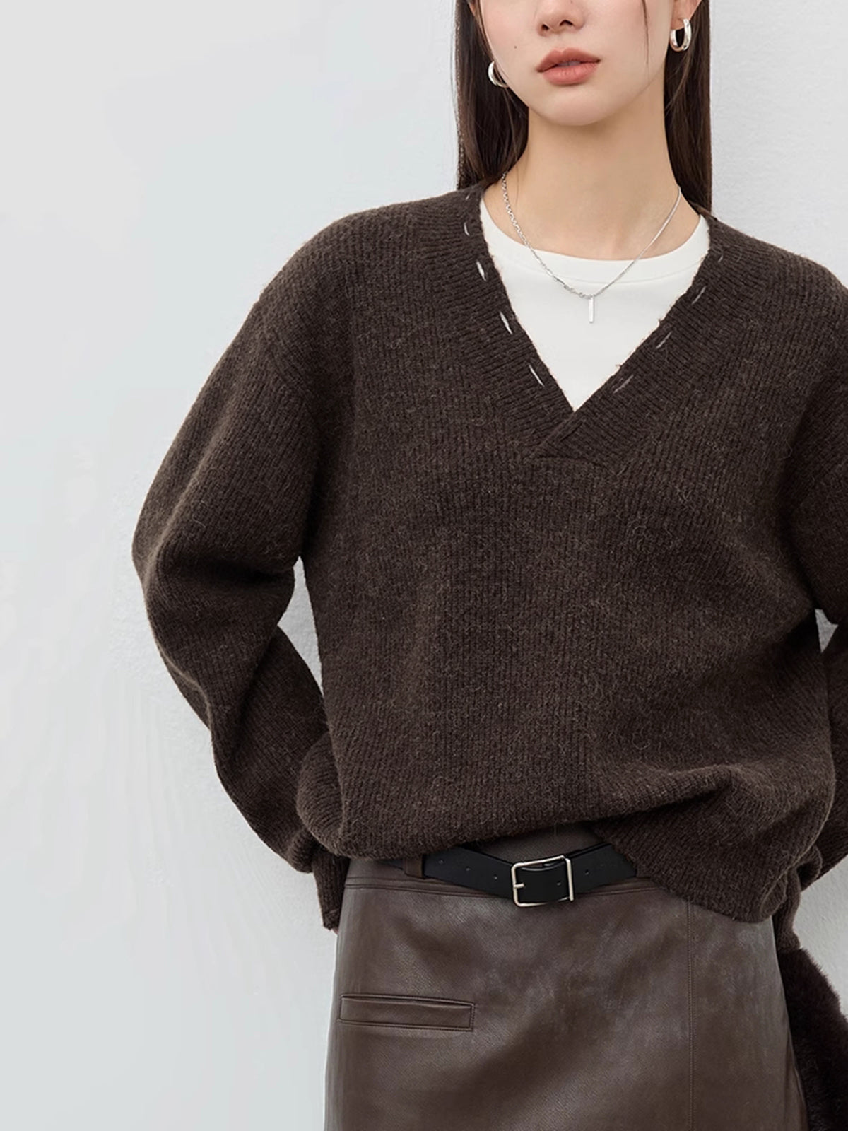 Einfarbiger Strickpullover mit V-Ausschnitt und Cut-Out