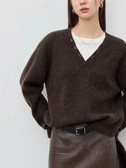 Einfarbiger Strickpullover mit V-Ausschnitt und Cut-Out