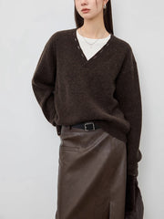 Einfarbiger Strickpullover mit V-Ausschnitt und Cut-Out