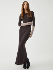 Langes Rippstrickkleid mit Patchwork-Ärmeln