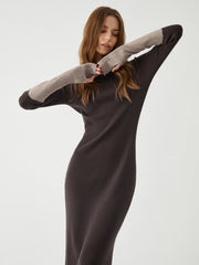 Langes Rippstrickkleid mit Patchwork-Ärmeln