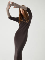 Langes Rippstrickkleid mit Patchwork-Ärmeln