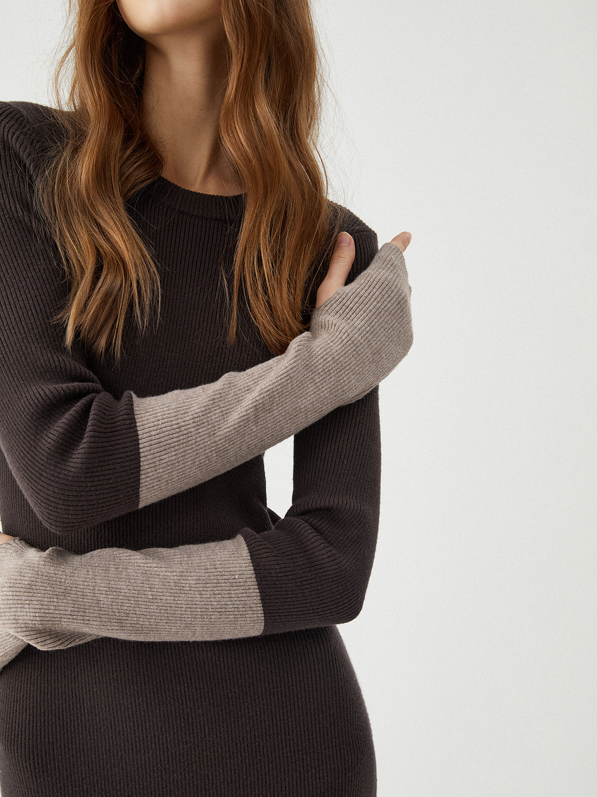 Langes Rippstrickkleid mit Patchwork-Ärmeln