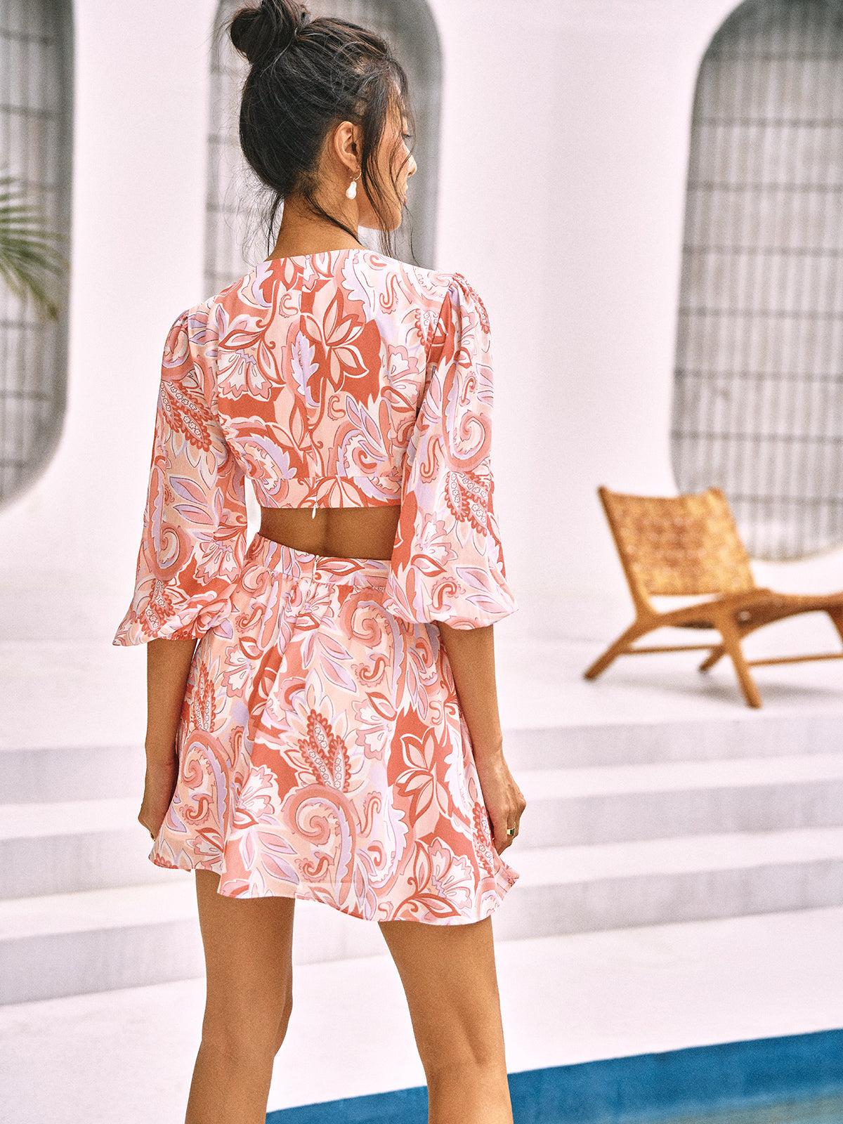 Kurzes Kleid mit tropischem Blumenmuster und Cut-outs