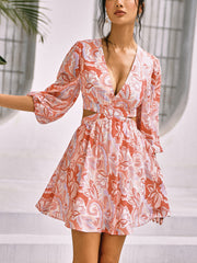 Kurzes Kleid mit tropischem Blumenmuster und Cut-outs