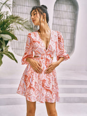 Kurzes Kleid mit tropischem Blumenmuster und Cut-outs